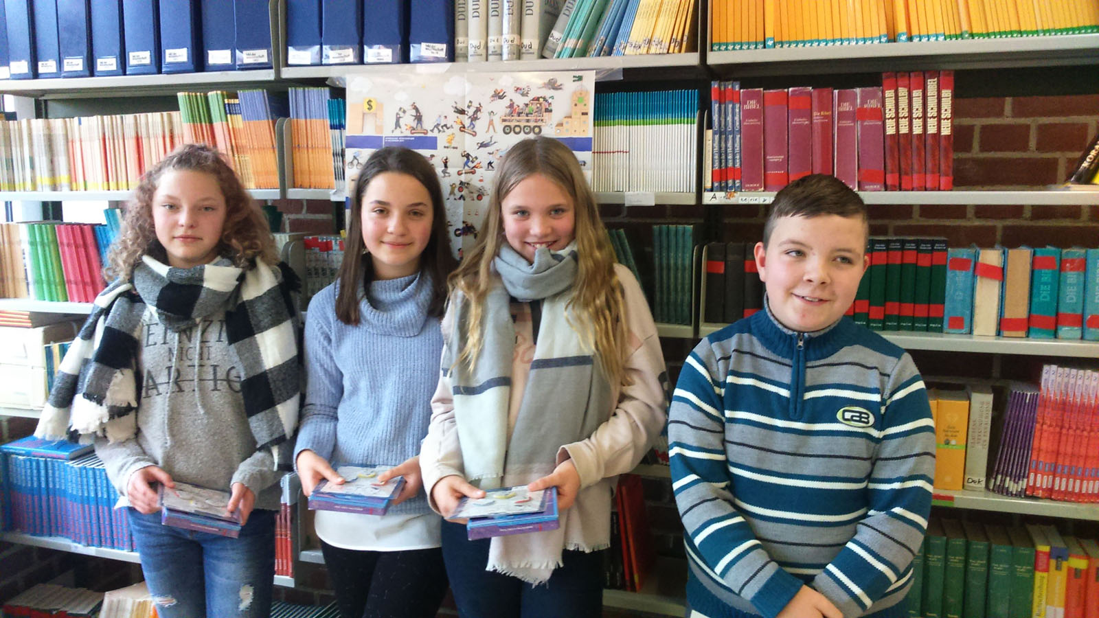 v.l.n.r. Die Vorleser nach dem Wettbewerb: Sarah Jergen, Anna Wörsdörfer, Lena Bremann, Pascal Haufe